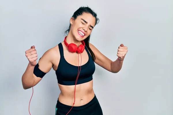 Ung Latinamerikansk Flicka Bär Gym Kläder Och Använder Hörlurar Mycket — Stockfoto