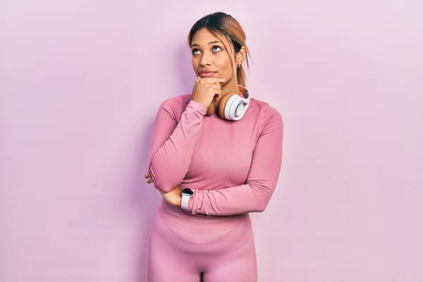 Hermosa Mujer Hispana Vistiendo Ropa Gimnasio Usando Auriculares Con Mano — Foto de Stock