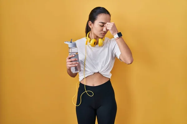 Young South Asian Woman Wearing Sportswear Drinking Water Tired Rubbing — Stock Photo, Image