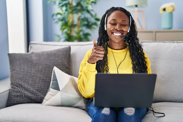 Mujer Africana Trabajando Casa Con Auriculares Del Operador Sonriendo Feliz — Foto de Stock