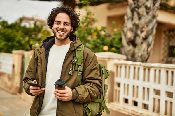 Knappe Spaanse Man Met Smartphone Stad — Stockfoto