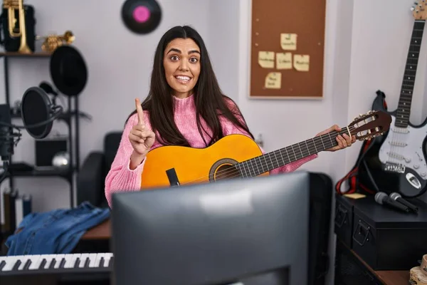 Jovem Morena Tocando Guitarra Clássica Estúdio Música Sorrindo Com Uma — Fotografia de Stock