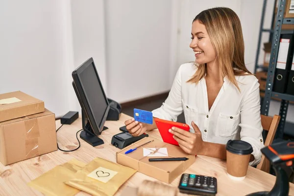 Młoda Latynoska Kobieta Commerce Pracownik Pomocą Touchpad Karty Kredytowej Biurze — Zdjęcie stockowe