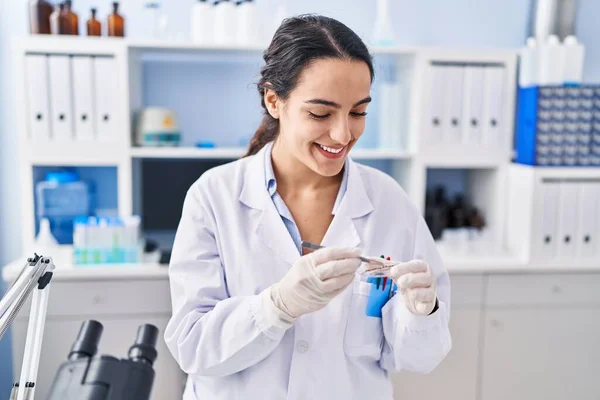 Junge Hispanische Frau Wissenschaftleruniform Bei Der Arbeit Labor — Stockfoto