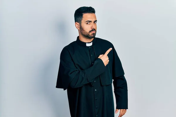 Hombre Hispano Guapo Con Barba Vestida Sacerdote Católico Apuntando Con —  Fotos de Stock