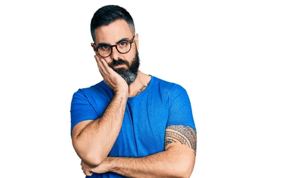 Homem Hispânico Com Barba Vestindo Camiseta Casual Óculos Pensando Cansado — Fotografia de Stock