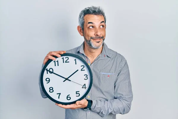 Bonito Homem Meia Idade Com Cabelos Grisalhos Segurando Grande Relógio — Fotografia de Stock