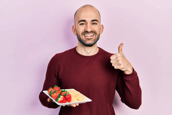 Young Bald Man Eating Fresh Healthy Fruits Smiling Happy Positive — Stock Photo, Image