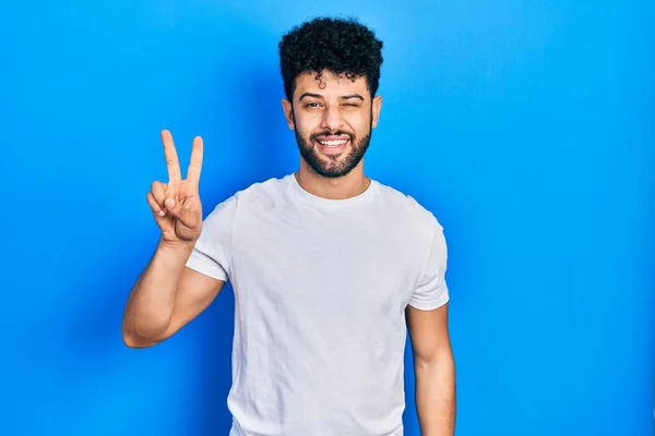 Jonge Arabische Man Met Baard Casual Wit Shirt Glimlachend Met — Stockfoto