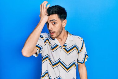 Gündelik giysiler giyen genç İspanyol bir adam hata için el ele tutuşup şaşırdı. Hatayı hatırla. Unuttum, kötü hafıza kavramı. 