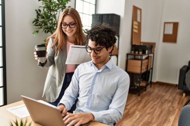 Ofiste çalışırken gülümseyen iki iş adamı..