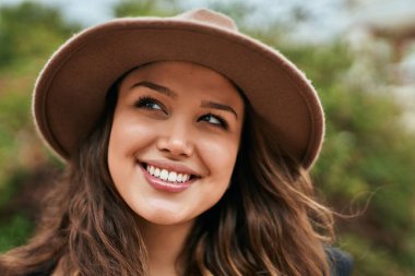 Genç İspanyol turist kadın şehirde mutlu bir şekilde dikiliyor..