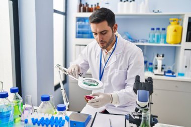 Genç İspanyol bilim adamı Loupe 'un laboratuvarında değerli taş arıyor.