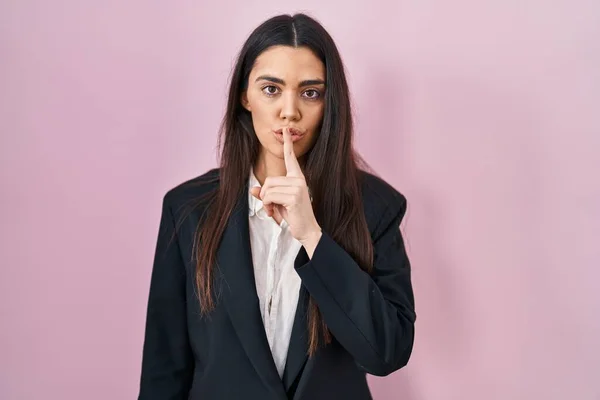 Mujer Morena Joven Con Estilo Negocios Sobre Fondo Rosa Pidiendo — Foto de Stock