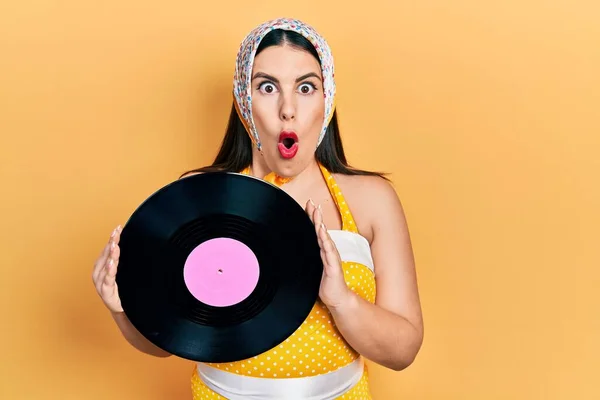 Jonge Spaanse Vrouw Draagt Pin Stijl Houden Vinyl Schijf Bang — Stockfoto