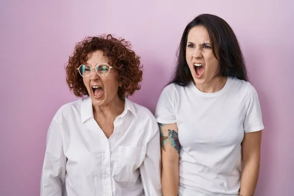 Hispanic Mother Daughter Wearing Casual White Shirt Pink Background Angry — Stock Photo, Image