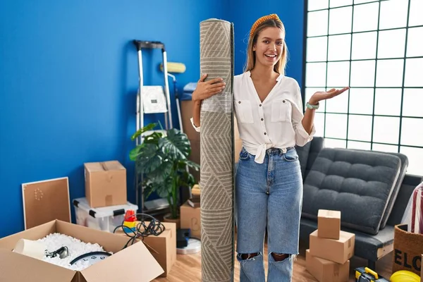 Junge Blonde Frau Die Ein Neues Zuhause Zieht Hält Teppich — Stockfoto