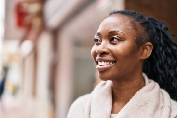 Mujer Afroamericana Sonriendo Confiada Pie Calle —  Fotos de Stock