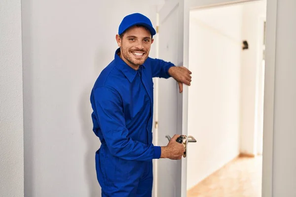Junger Spanischer Mann Repariert Tür Hause — Stockfoto