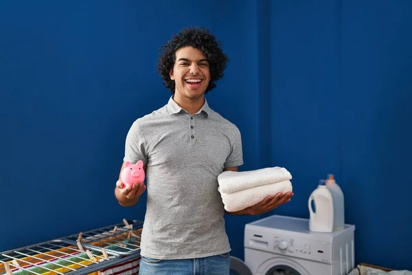 Hombre Hispano Con Pelo Rizado Sosteniendo Toallas Limpias Alcancía Sonriendo — Foto de Stock