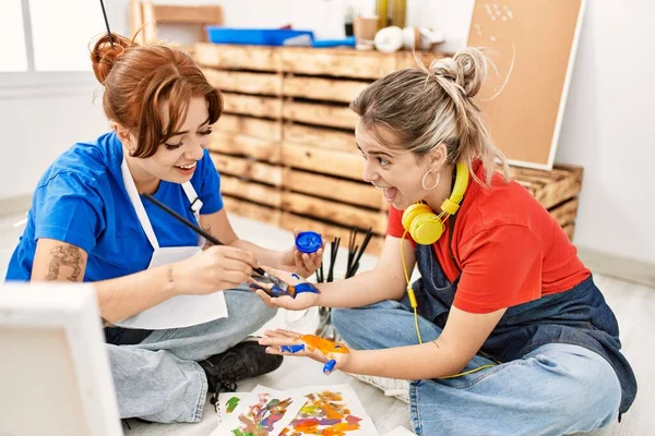 Deux Artistes Étudiantes Femmes Souriantes Heureux Peinture Mains École Art — Photo