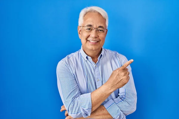 Hombre Mayor Hispano Con Gafas Con Una Gran Sonrisa Cara —  Fotos de Stock