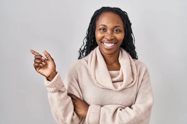 Afrikanerin Vor Weißem Hintergrund Mit Einem Breiten Lächeln Gesicht Die — Stockfoto