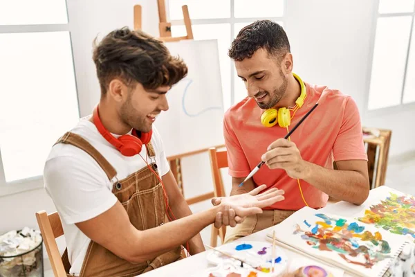 Dos Hombres Hispanos Pareja Sonriendo Confiados Pintando Palmas Estudio Arte — Foto de Stock