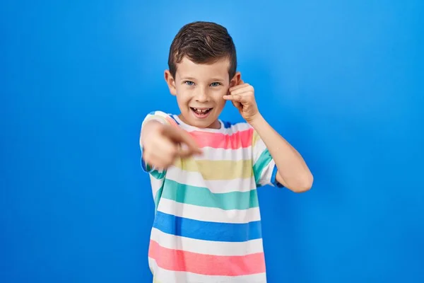Jovem Caucasiano Sobre Fundo Azul Sorrindo Fazendo Falar Gesto Telefone — Fotografia de Stock