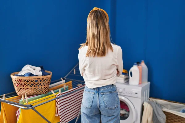 Ung Blond Kvinna Tvättstugan Står Baklänges Tittar Bort Med Korsade — Stockfoto