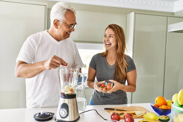 Pareja Hispana Mediana Edad Sonriendo Feliz Batido Cocina Cocina —  Fotos de Stock