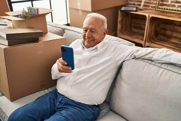 Senior Άνθρωπος Χαμογελά Αυτοπεποίθηση Χρησιμοποιώντας Smartphone Στο Νέο Σπίτι — Φωτογραφία Αρχείου