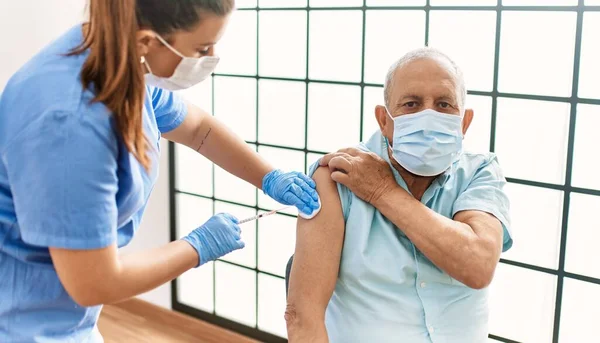 Älterer Mann Mit Sicherheitsrisiko Wird Mit Covid Impfstoff Geimpft Krankenschwester — Stockfoto