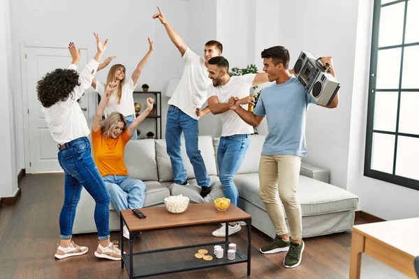 Gruppe Junger Freunde Lächelt Glücklich Und Tanzt Hause — Stockfoto