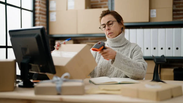 Mulher Hispânica Meia Idade Ecommerce Pacote Digitalização Trabalhador Negócios Usando — Fotografia de Stock