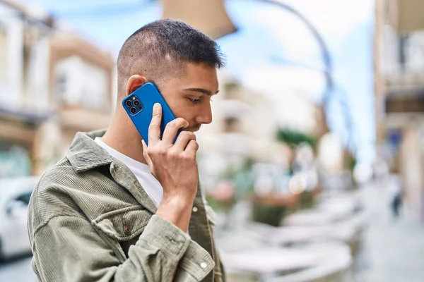 Joven Hombre Hispano Sonriendo Confiado Hablando Teléfono Inteligente Calle —  Fotos de Stock