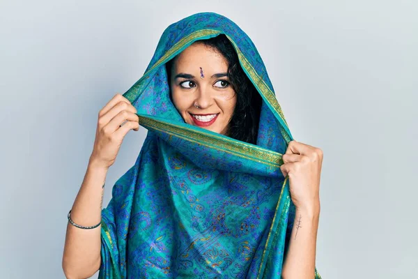 伝統的なインドの服を着たビンディを着た若い女性は カメラを見ている両腕を組んで笑顔で幸せな顔を見た 正の人 — ストック写真