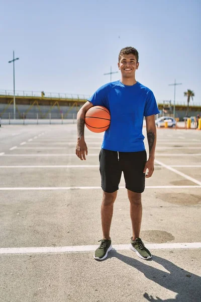 Jovem Hispânico Homem Formação Com Bola Basquete Livre — Fotografia de Stock
