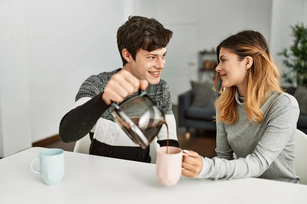 Joven Pareja Caucásica Desayunando Vertiendo Café Taza Casa —  Fotos de Stock