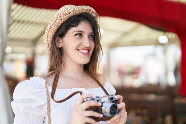 若いですヒスパニック系女性観光客笑顔自信を持って使用してカメラでレストラン — ストック写真
