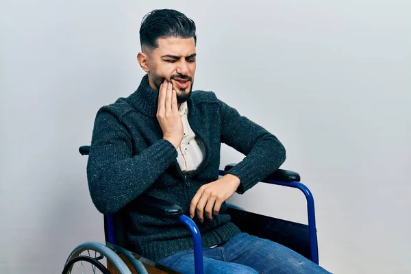 Schöner Mann Mit Bart Der Rollstuhl Sitzt Und Den Mund — Stockfoto