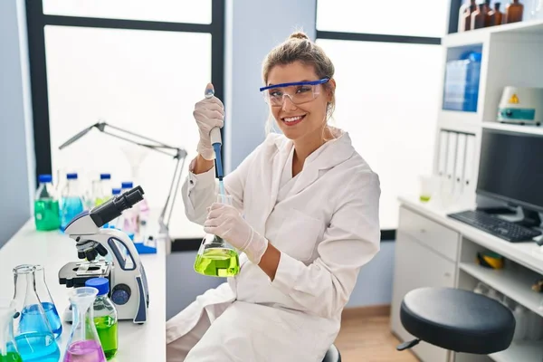 Young Blonde Woman Wearing Scientist Uniform Using Pipette Laboratory — Stock fotografie