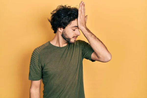 Snygg Hispanic Man Bär Casual Grön Shirt Förvånad Med Hand — Stockfoto