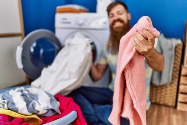 Ung Rödhårig Man Ler Självsäker Tvätt Kläder Tvättstuga — Stockfoto