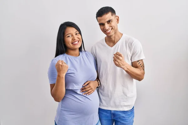 Jong Latijns Amerikaans Echtpaar Verwacht Een Baby Die Achtergrond Staat — Stockfoto