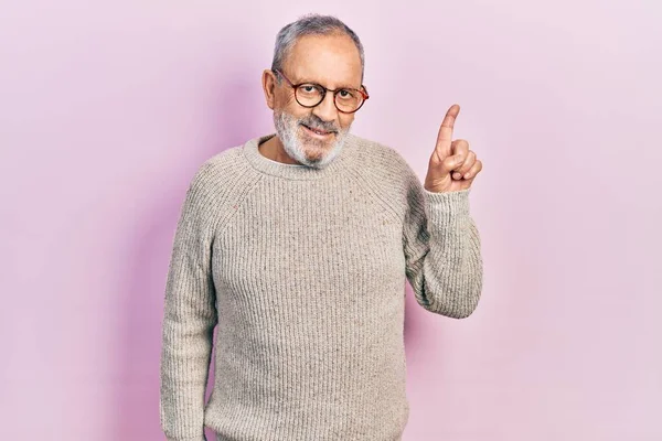 Schöner Älterer Mann Mit Bart Lässigem Pullover Und Brille Mit — Stockfoto