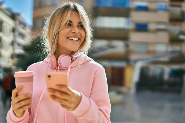 Junge Blonde Sportliche Mädchen Mit Smartphone Kaffee Trinken Der Stadt — Stockfoto