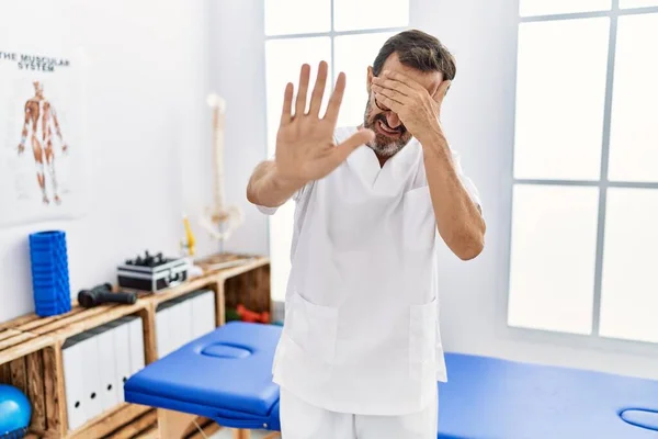 Medelålders Man Med Skägg Arbetar Smärta Återhämtning Klinik Täcker Ögon — Stockfoto