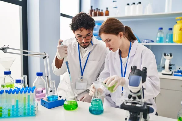 Socios Científicos Hombres Mujeres Que Trabajan Laboratorio —  Fotos de Stock