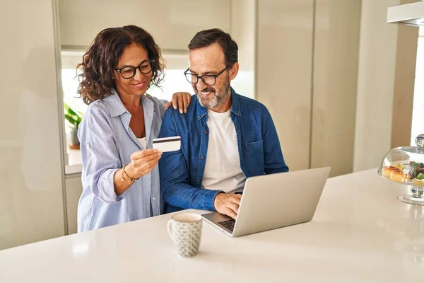 Casal Hispânico Meia Idade Sorrindo Confiante Usando Laptop Cartão Crédito — Fotografia de Stock